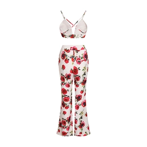 Détail du haut à fleurs et du pantalon évasé à taille haute avec motif rose
