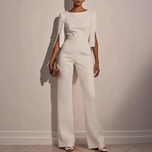 Elegante tuta bianca slim-fit con maniche a spacco e decorazioni in perline di perle fini