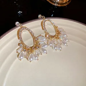 Boucles d'oreilles vintage dorées avec cristaux, perles et cadre ovale strassé