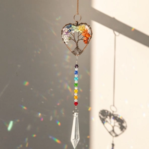 Macro di un acchiappasole Albero della Vita a cuore che proietta riflessi arcobaleno