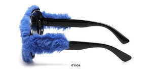 Détail de la décoration en fausse fourrure bleue sur la monture des lunettes ovales
