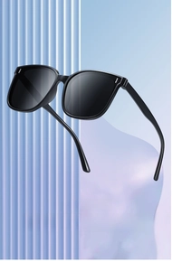 Présentation artistique de lunettes de soleil noires surdimensionnées pour enfants