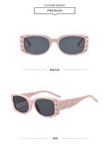 Détails de lunettes de soleil carrées roses avec branches texturées et verres foncés