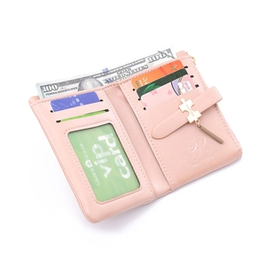 Minimalistisches rosa Kurzportemonnaie mit Kartenfächern und Metallanhänger