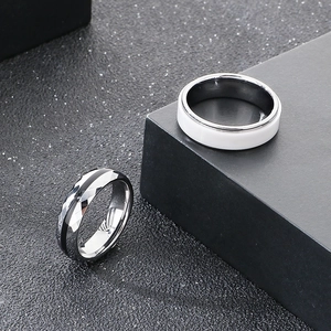 Dettaglio anello in tungsteno sfaccettato 6mm con intarsio in ceramica nera su sabbia