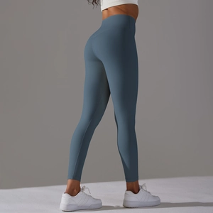 Détail du legging de yoga bleu marine taille haute sans couture avec effet push-up