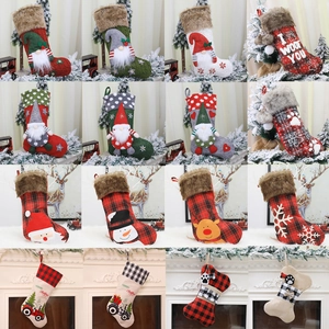 Lot de chaussettes de Noël variées avec motifs festifs comme le Père Noël et le renne