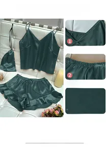 Détails de l'ensemble de pyjama en satin vert foncé avec col en V et bas volanté