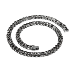 Collana a catena Cuban vintage in acciaio inossidabile argento con finitura antica su bianco