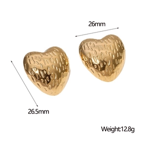Detail of gold heart earrings with hammered texture and size dimensions 26.5x26mm