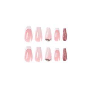 Unghie finte rosa con punte French bianche, brillantini e strass su sfondo bianco
