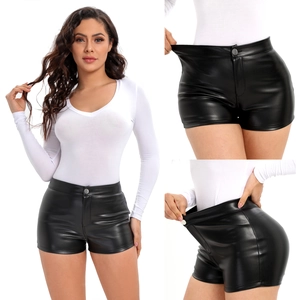 Makroansicht des hochelastischen PU-Ledergewebes der schwarzen High-Waist-Shorts