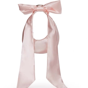 Borsa a spalla in raso rosa con un grande fiocco 3D decorativo e lunghi nastri eleganti