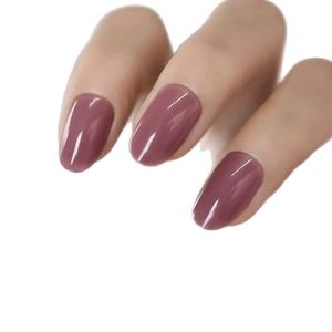 Faux ongles courts rose foncé brillant de forme rectangulaire arrondie sur fond blanc