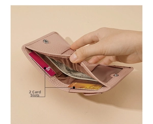 Détails intérieurs d'un portefeuille rose en cuir avec fentes pour cartes et bouton-pression