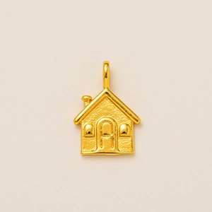 Vue détaillée du pendentif maison plaqué or avec finitions mates et polies