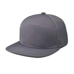 Dettaglio dei fori di ventilazione laser sul cappellino da baseball grigio scuro
