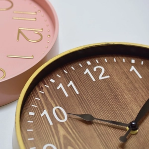 Geräuscharme 12-Zoll-Wanduhr mit Walnuss-Zifferblatt und 3D-Zahlen für Wohnzimmer