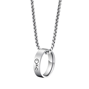 Vue rapprochée du pendentif anneau en acier argenté avec gravure minimaliste bonhomme