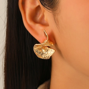 Κομψά χρυσά σκουλαρίκια σε σχήμα βεντάλιας με ανάγλυφη υφή για vintage εμφάνιση