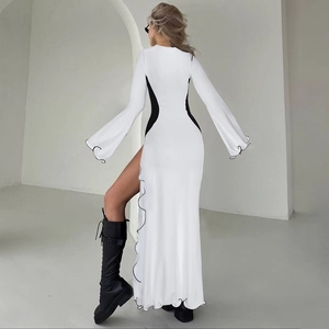 Robe longue blanche ajustée pour femme avec épissure noire et fente latérale haute
