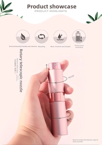 Dettaglio della bottiglia spray rosa da 8ml tenuta in mano che mostra le dimensioni compatte