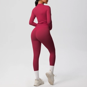 Détail de l'ensemble de yoga bordeaux avec legging taille haute et poches latérales