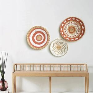 Dreiteiliges marokkanisches Wanddeko-Set mit Boho-Spiralmustern auf weißem Hintergrund