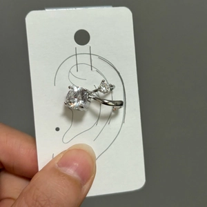 Dettaglio macro del polsino doppio in argento con zirconi tondi ultra brillanti