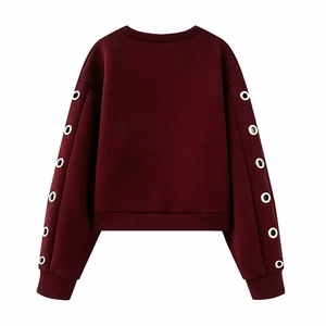 Sweat-shirt bordeaux à col rond avec des œillets métalliques argentés sur les manches