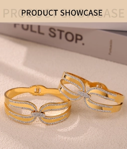 Détail macro du bracelet noeud en acier doré 18k avec strass brillants au style luxueux