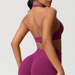 Détail du soutien-gorge de yoga dos nu violet et legging taille haute texture côtelée