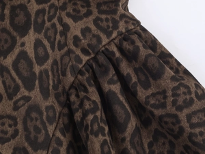 Gros plan détaillé sur la texture du tissu léopard en daim et les détails de couture