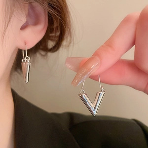 Boucles d'oreilles pendantes en V argenté avec une finition miroir polie pour femme