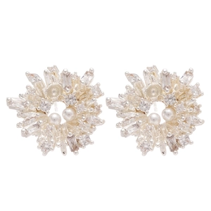 Orecchini a lobo a fiore argento con zirconi brillanti e perle bianche eleganti