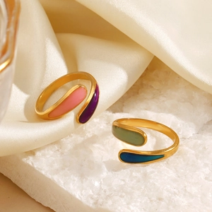 Anello in acciaio inossidabile dorato con smalto colorato e motivo geometrico chic