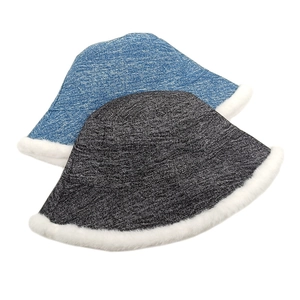 Bobs d'hiver en denim avec bordure en fausse fourrure blanche en bleu marine et gris anthracite