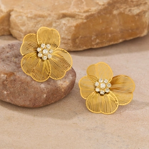 Orecchini a fiore dorati con petali in metallo, perle e zirconi su pietra naturale
