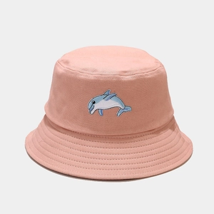 Vue détaillée d'une broderie de dauphin bleu sur un chapeau bob en coton rose à coutures