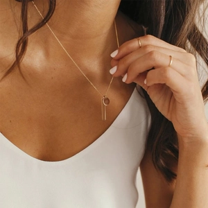 Collier minimaliste en acier inoxydable doré avec pendentif géométrique barre et cercle