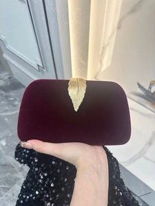 Pochette de soirée élégante en velours bordeaux avec fermoir décoratif feuille dorée
