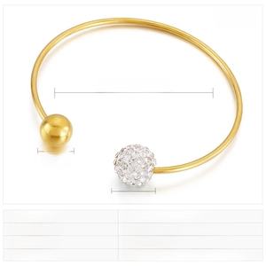 Détail du bracelet jonc en acier doré avec dimensions et boule en strass brillant