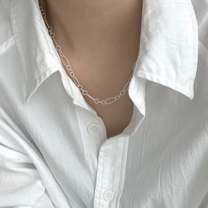 Minimalist S925 sterling silver chain necklace with geometric link design on model