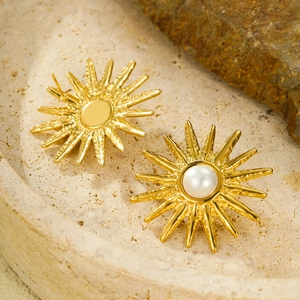Vintage French style sunburst pearl stud earrings in gold plated stainless steel