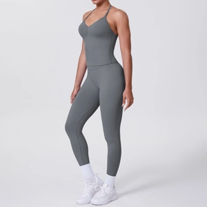 Seitenansicht des dunkelgrauen Yoga-Sets mit V-Ausschnitt-Oberteil und High-Waist-Leggings