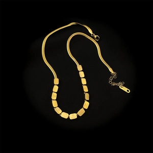 Minimalistische goldene Edelstahl-Schlangenkette mit gravierten Love-Anhänger-Plättchen