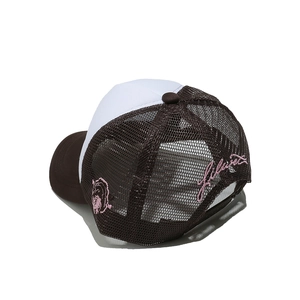 Detailansicht der Rückseite des Trucker-Caps mit braunem Netz und rosa Stickerei