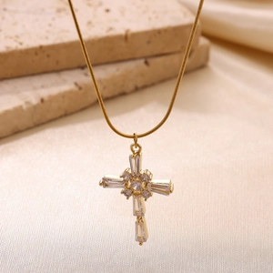 Collier Pendentif Croix en Acier Inoxydable Géométrique pour Femmes Bijoux en Strass Plaqué Or Exquis Collier Chaîne Serpent Style Français