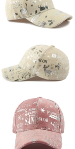 Détail de casquettes de Noël en peluche beige et rose avec des motifs festifs argentés