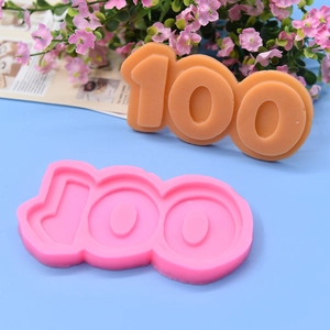 Dettaglio dello stampo in silicone numero 100 con campione di cioccolato finito